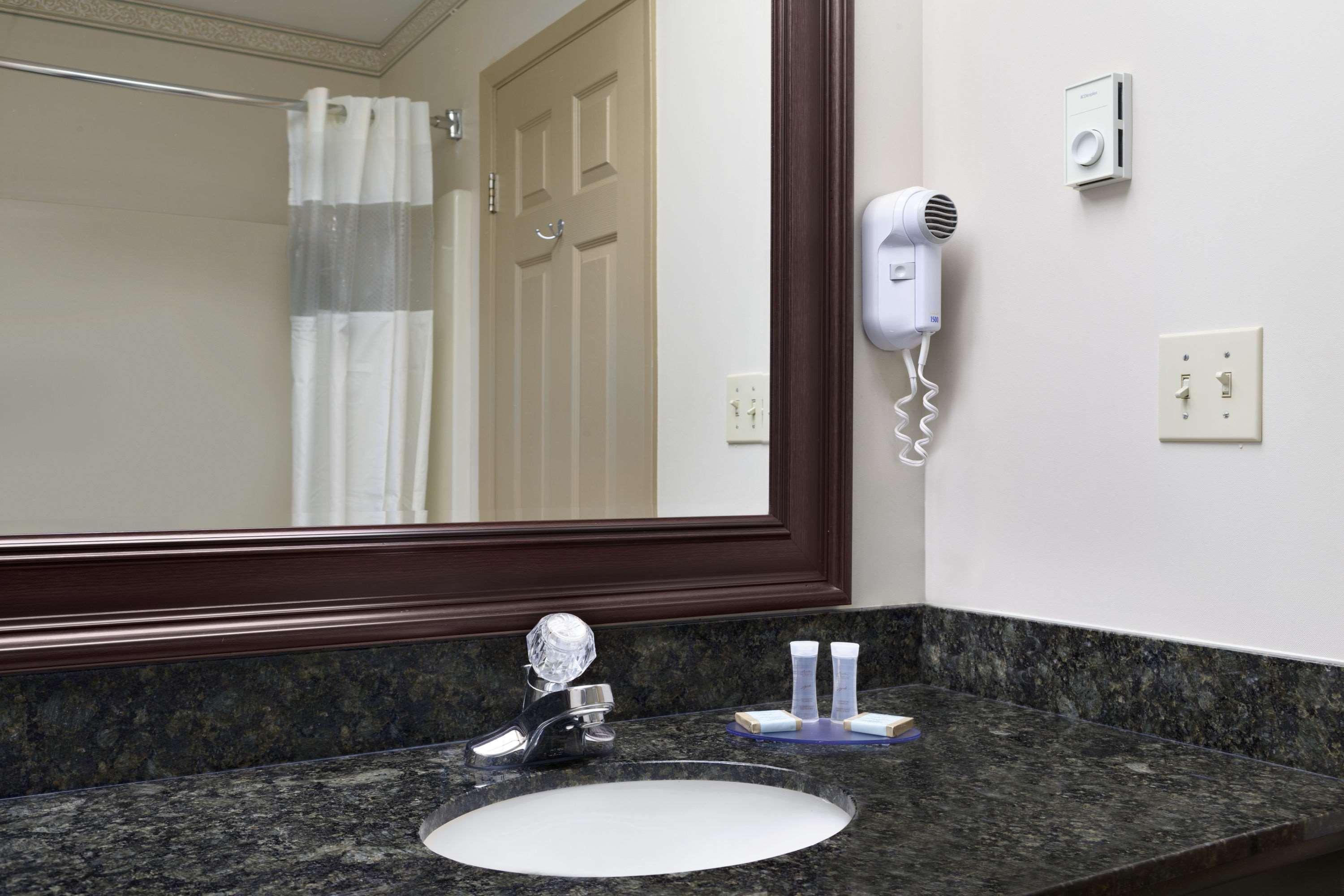Days Inn & Suites By Wyndham Sault Ste. Marie On Extérieur photo