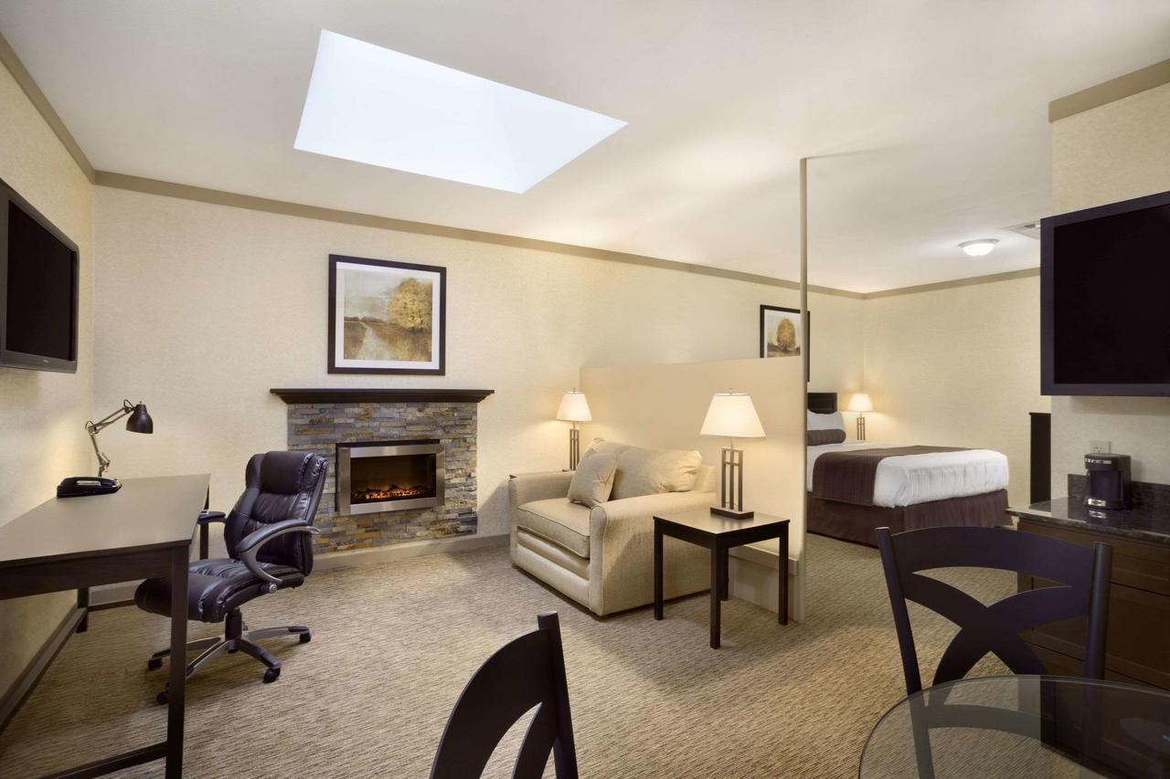 Days Inn & Suites By Wyndham Sault Ste. Marie On Extérieur photo