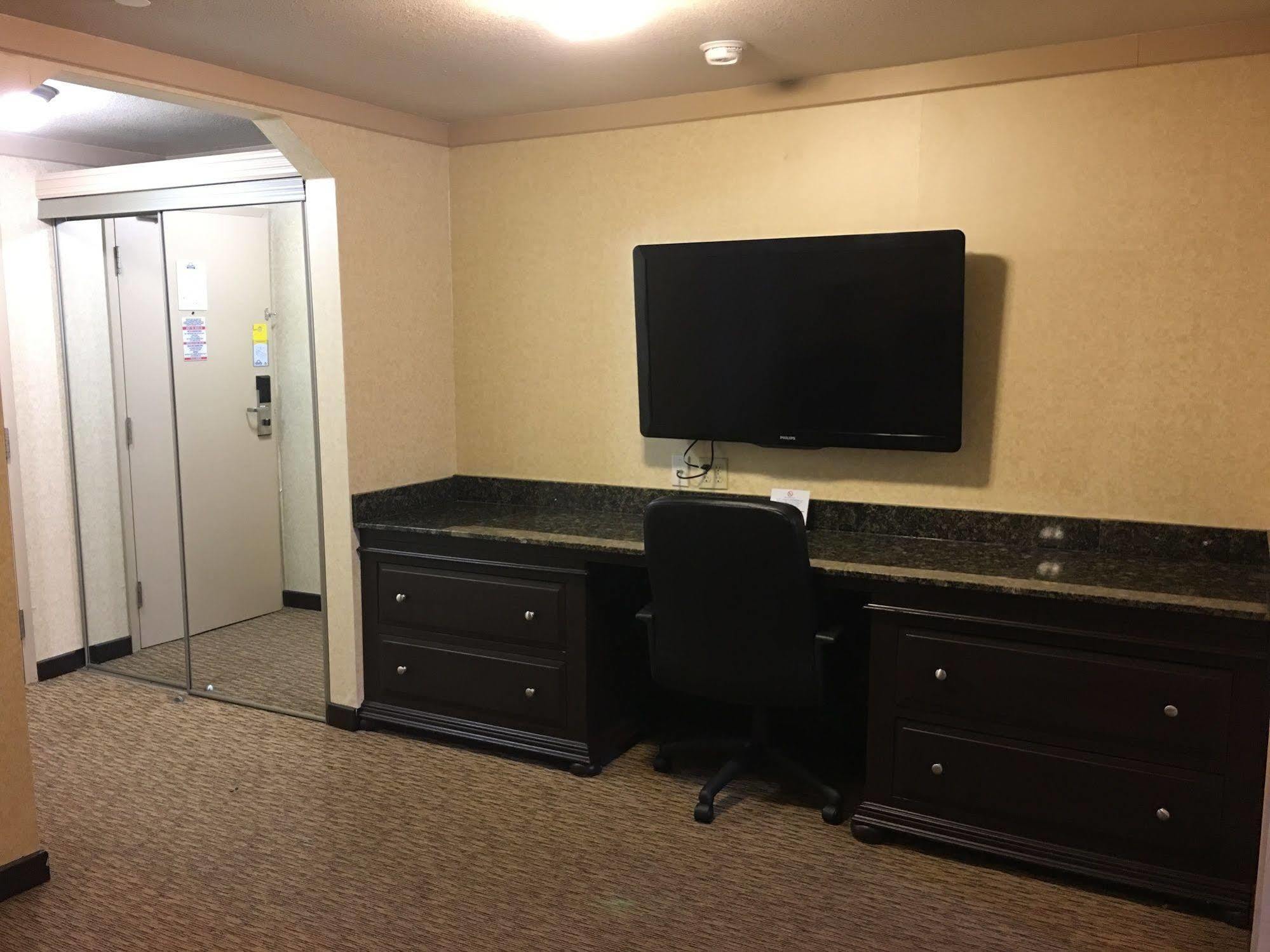 Days Inn & Suites By Wyndham Sault Ste. Marie On Extérieur photo