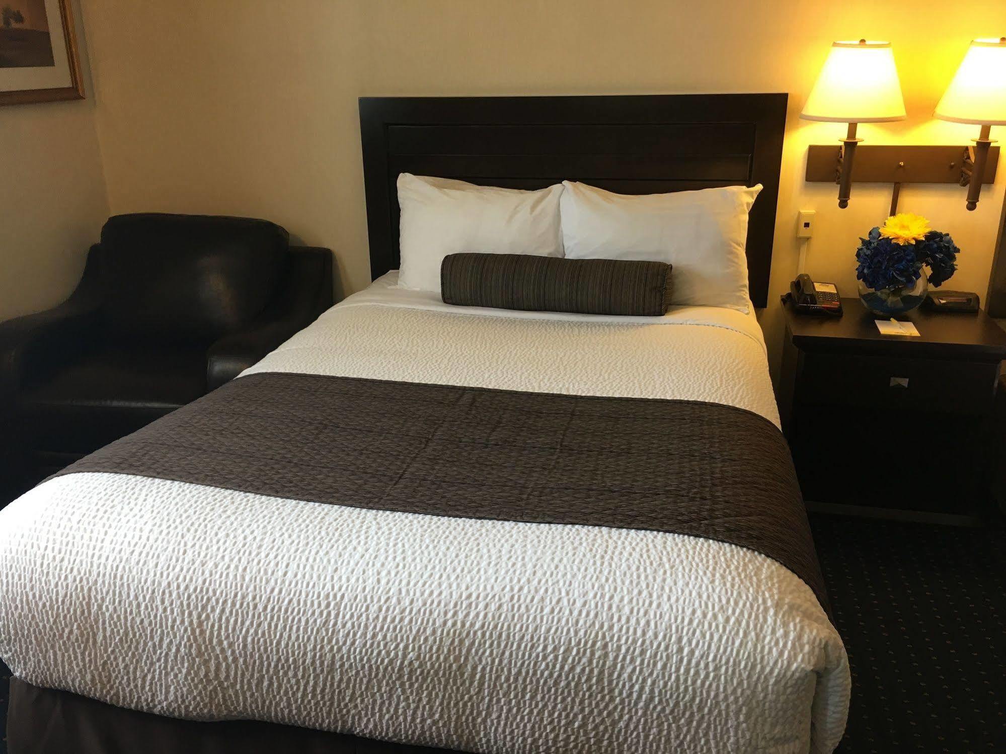 Days Inn & Suites By Wyndham Sault Ste. Marie On Extérieur photo