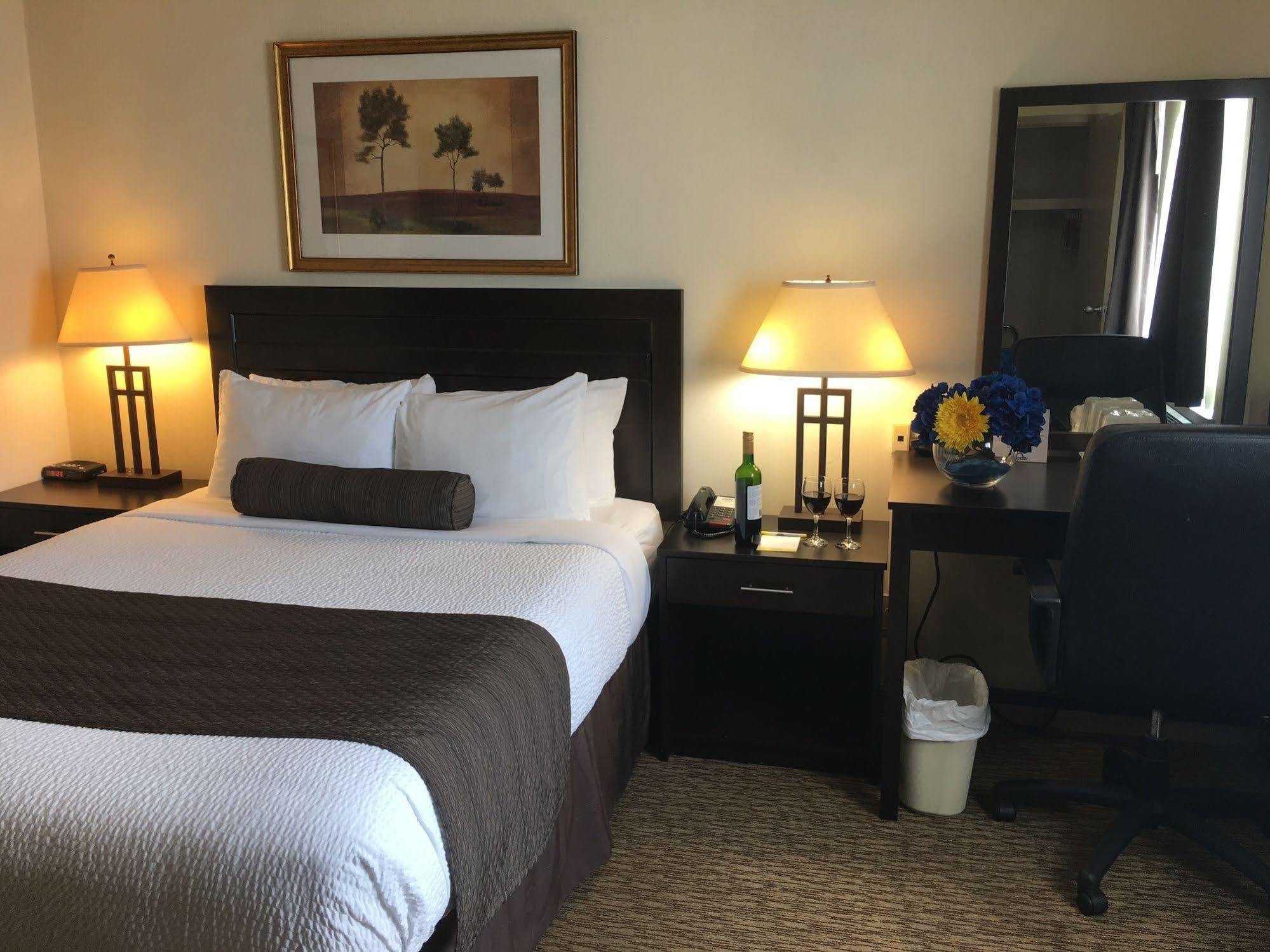 Days Inn & Suites By Wyndham Sault Ste. Marie On Extérieur photo