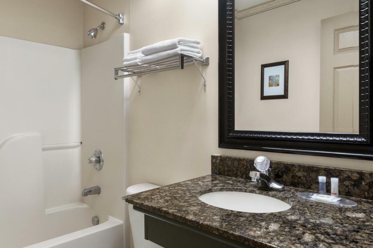 Days Inn & Suites By Wyndham Sault Ste. Marie On Extérieur photo
